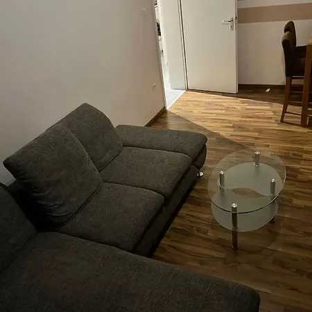 Zentrale Mit Hinterhof Parkplatz Grossen Balkon דירה